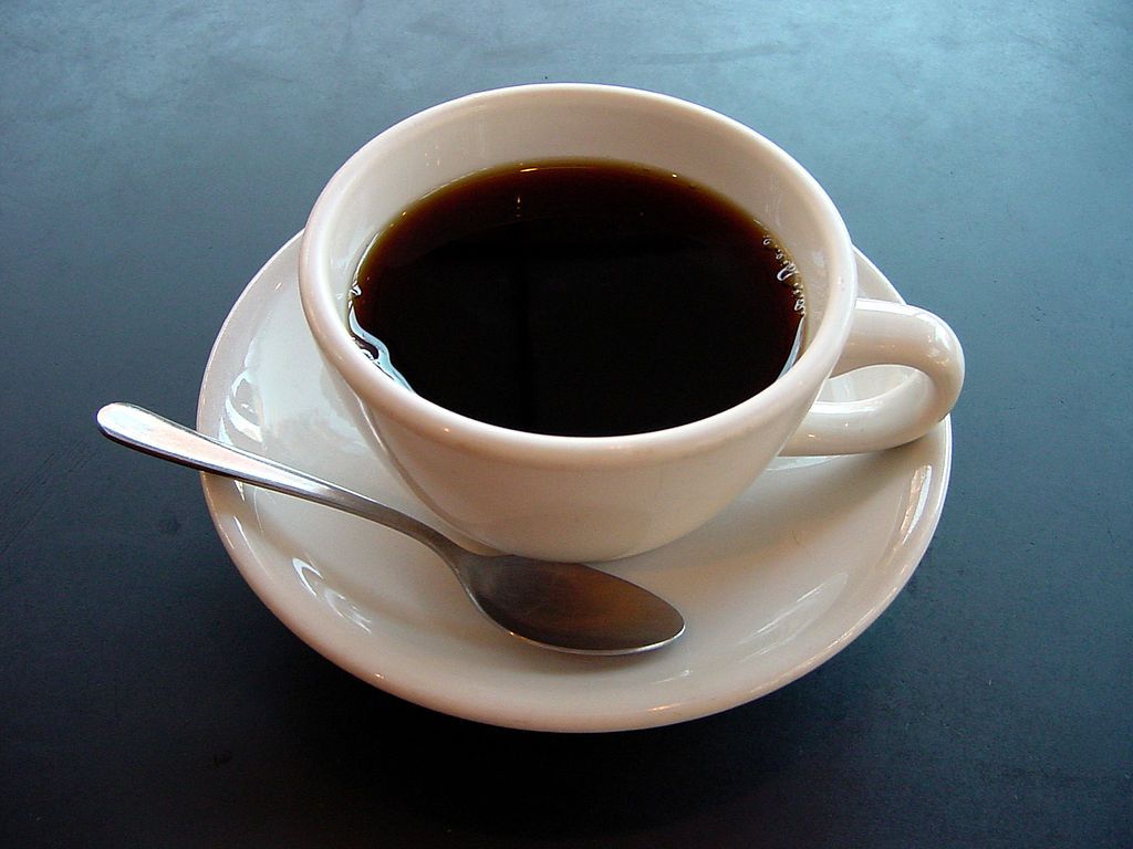 Bilde av en kaffekopp med svart kaffe. (Foto: Julius Schorzman)